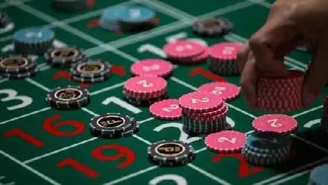 Pengguna membaca syarat bonus akun